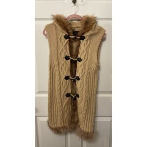 Linda Richard’s Luxury Tan Cable Knit Vest with Genuine Fox Fur Trim, M250